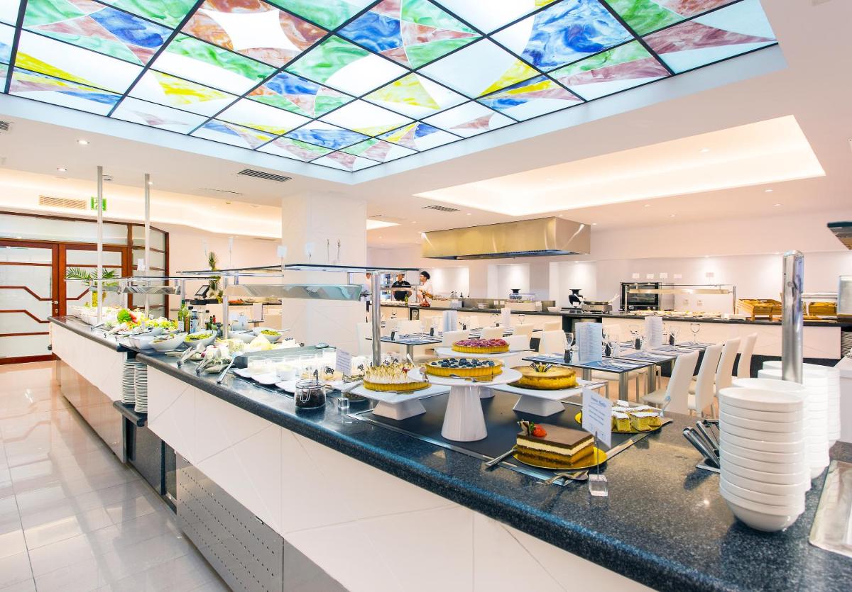 Comida en o cerca de este hotel