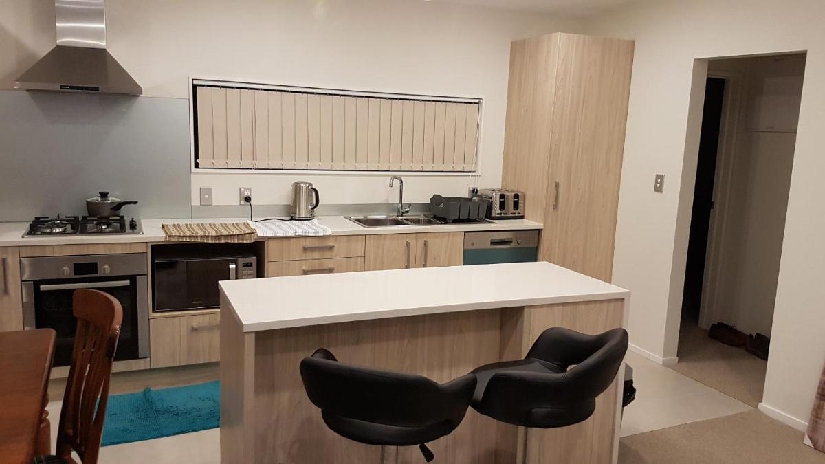 Suitetrails - Room 1 - Double Room Shared Shower and Room 2- Deluxe Ensuite Room Own Shower 10mins from Airport