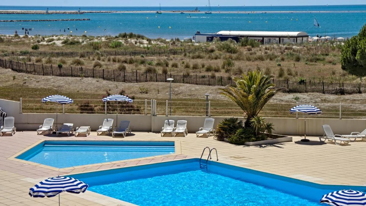 une piscine à côté d'une plage et de l'océan dans l'établissement Rivages d'Ulysse Port Camargue, au Grau-du-Roi 10 autres photos