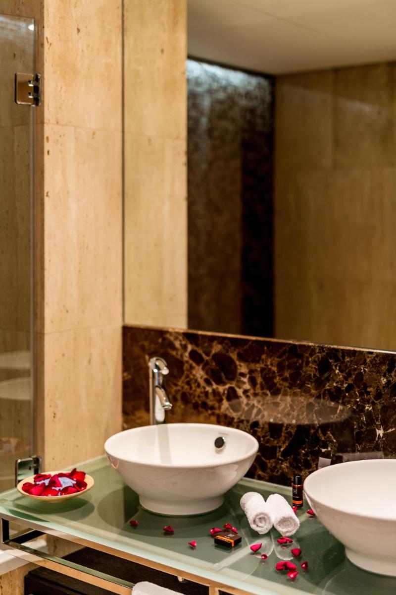 Uma casa de banho em As Cascatas Golf Resort & Spa