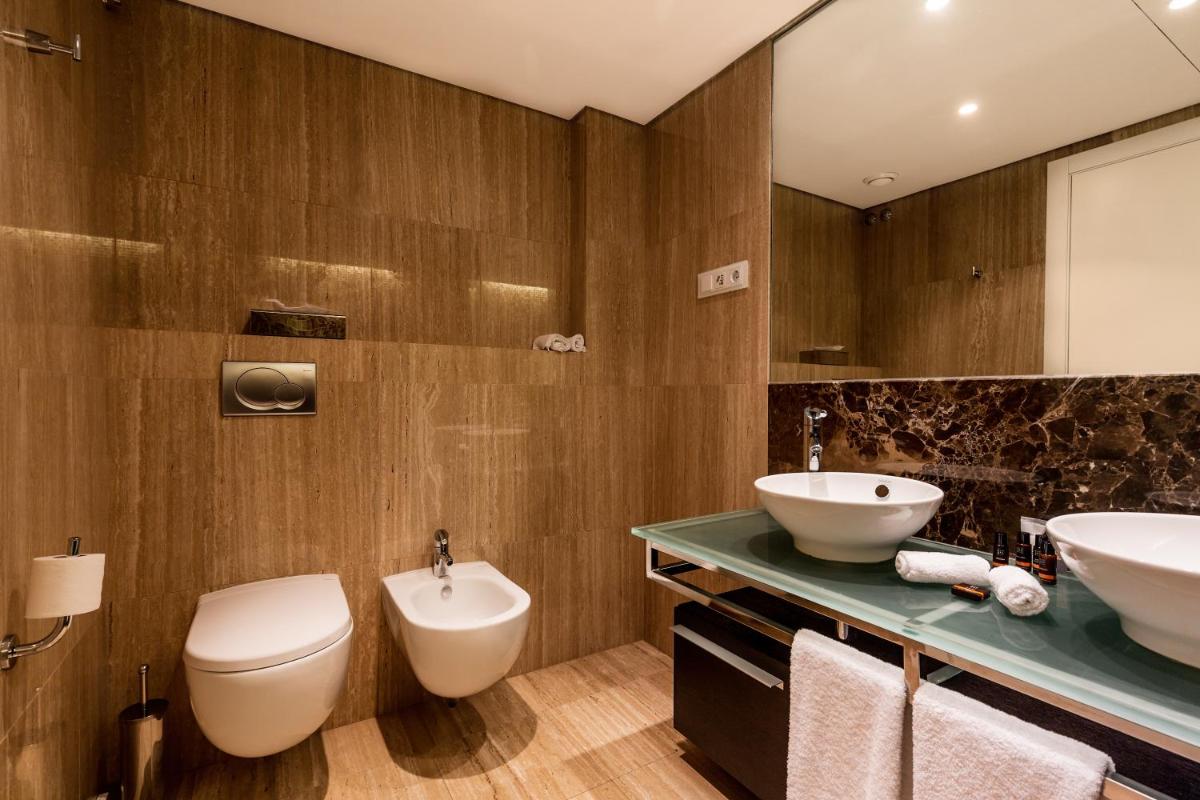 Uma casa de banho em As Cascatas Golf Resort & Spa