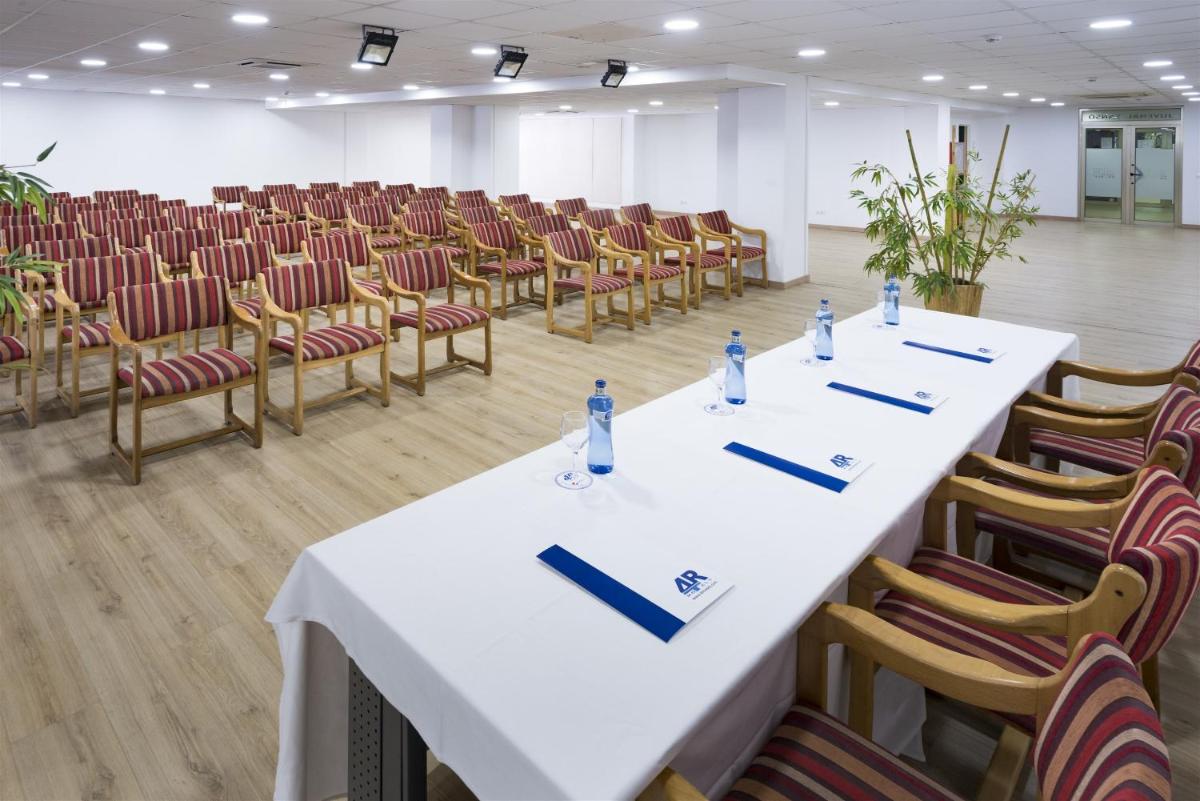 Zona business o sala de conferencias en 4R Salou Park Resort II