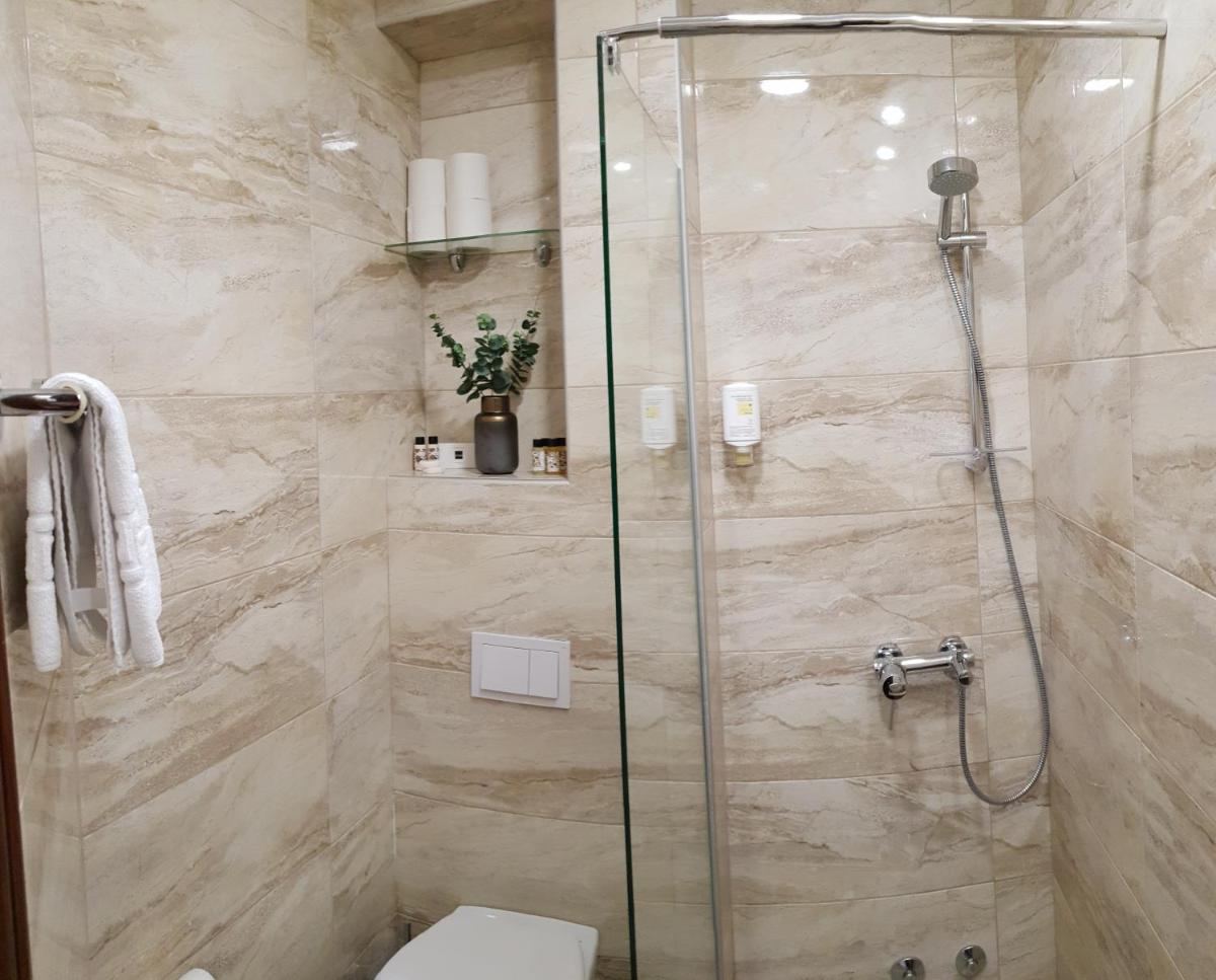 Apis Hotel - Housity