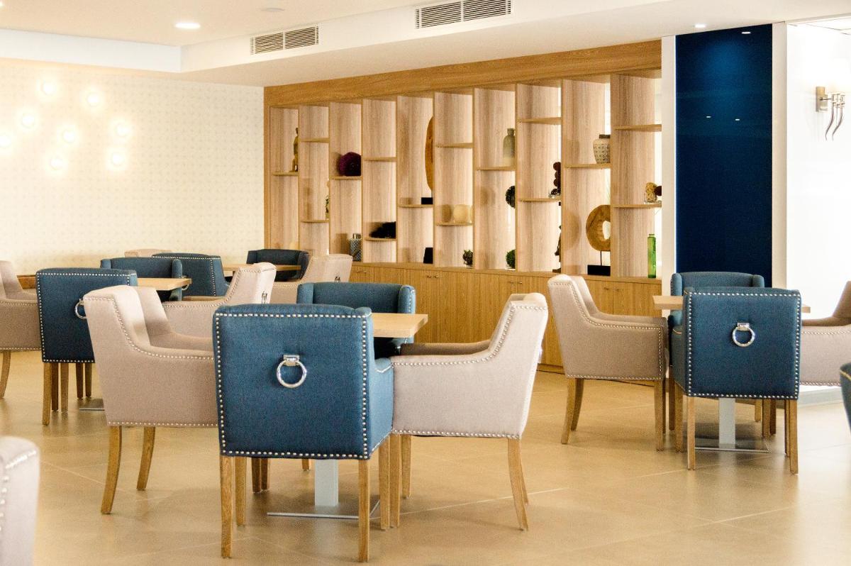 Zona de estar de Tomir Portals Suites - Adults Only