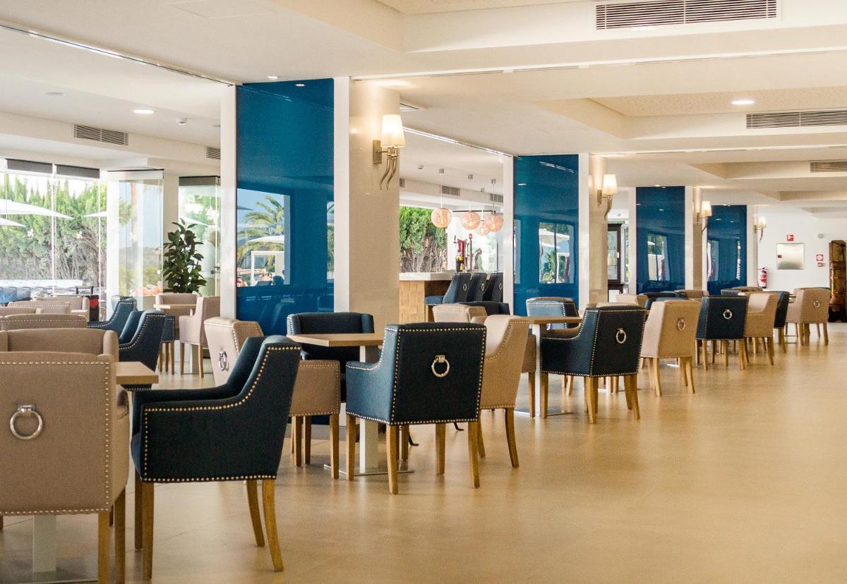 Un restaurante o sitio para comer en Tomir Portals Suites - Adults Only