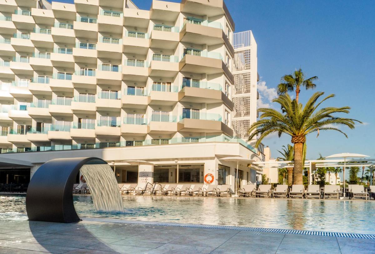 un hotel con una fuente frente a un edificio en Tomir Portals Suites - Adults Only, en Portals Nous