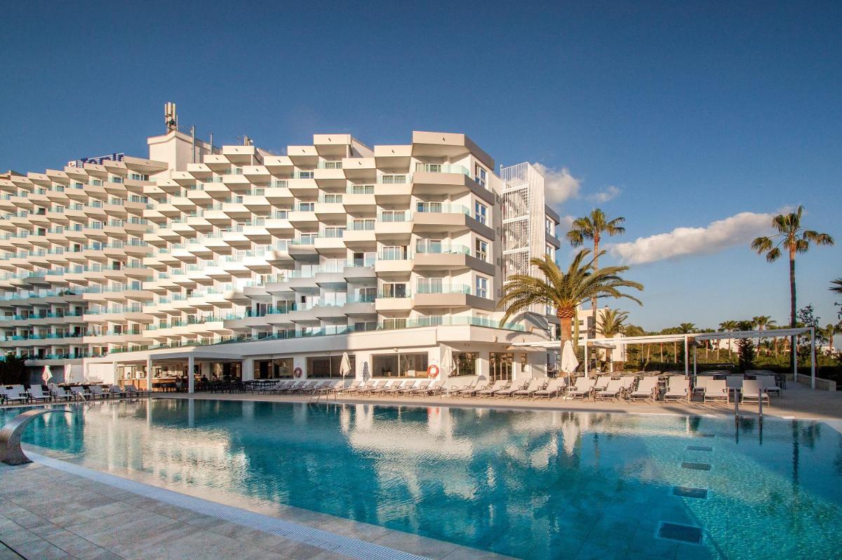 Un gran hotel con piscina enfrente. en Tomir Portals Suites - Adults Only, en Portals Nous
