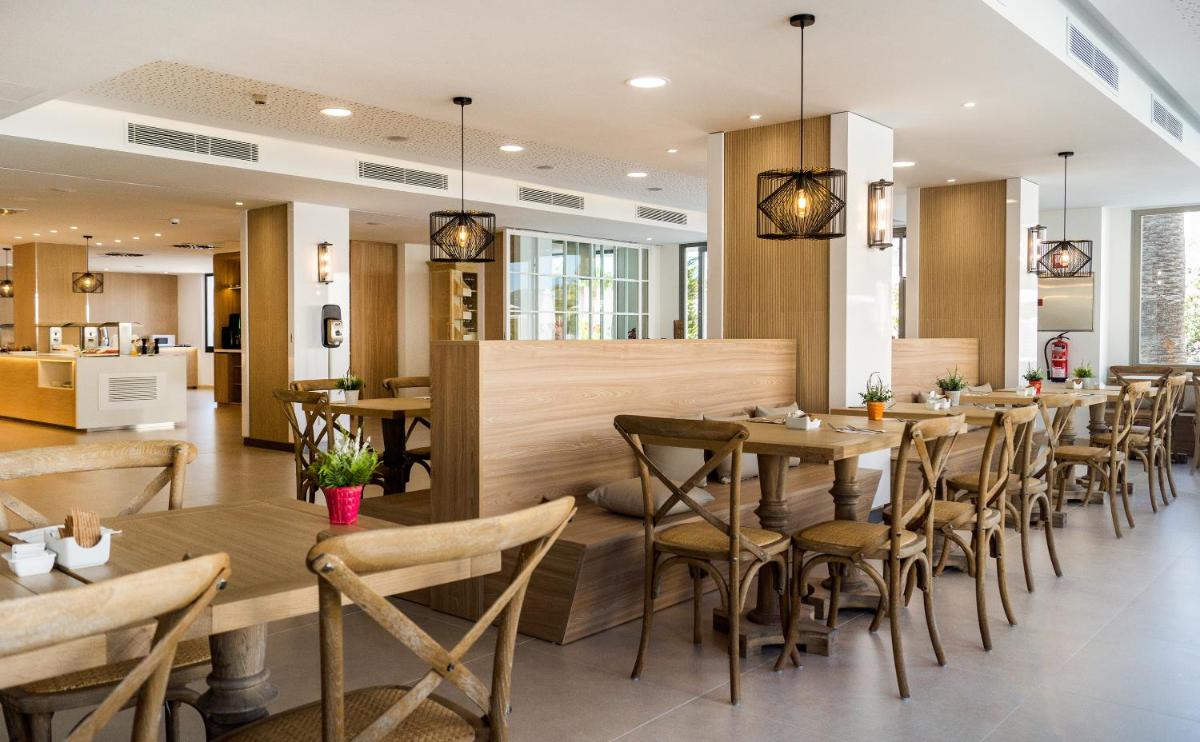 Un restaurante o sitio para comer en Tomir Portals Suites - Adults Only