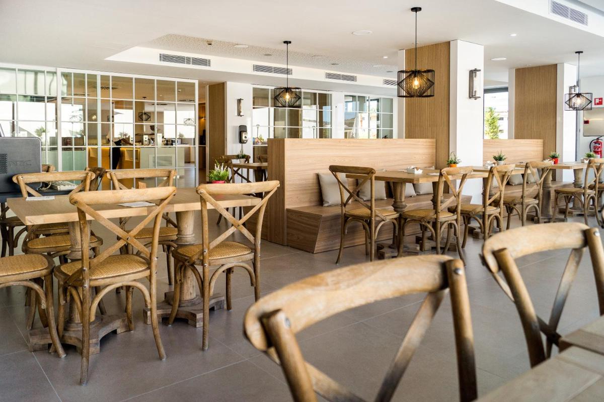 Un restaurante o sitio para comer en Tomir Portals Suites - Adults Only