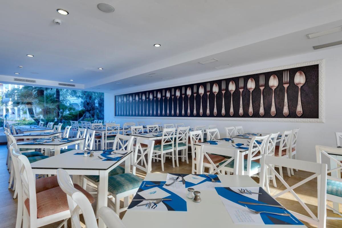 Un restaurante o sitio para comer en Alcudia Garden Aparthotel
