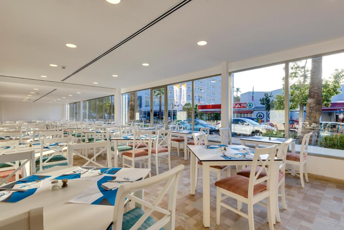 Un restaurante o sitio para comer en Alcudia Garden Aparthotel