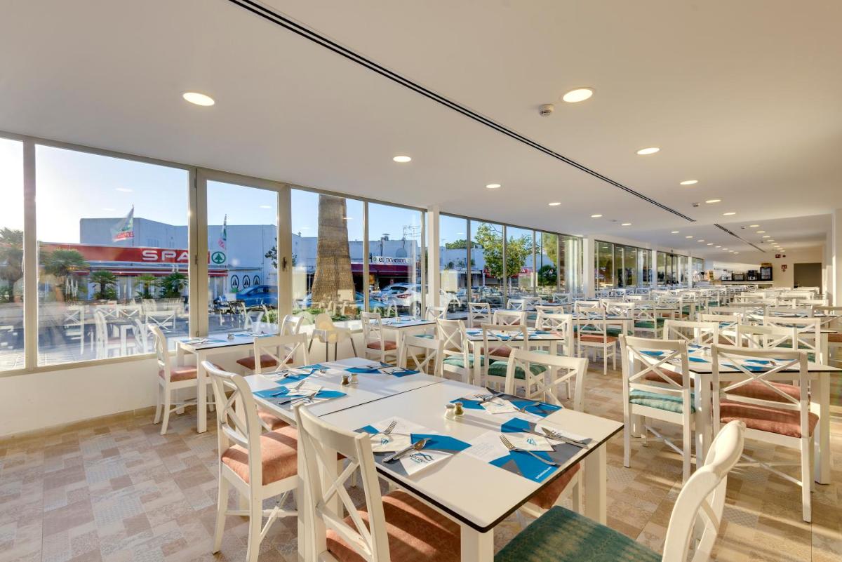 Un restaurante o sitio para comer en Alcudia Garden Aparthotel