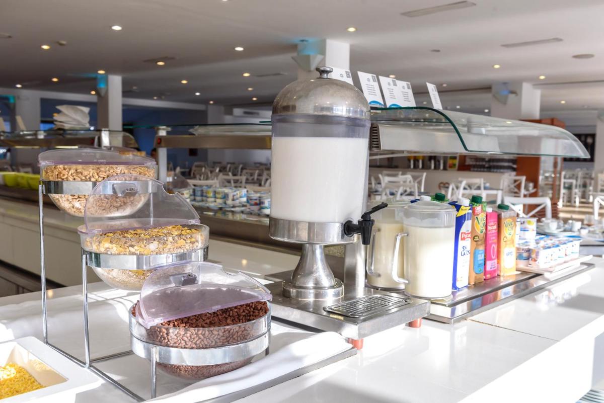 panadería con barra con repostería y batidora en Alcudia Garden Aparthotel, en Puerto de Alcudia