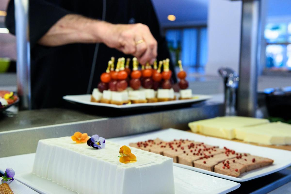 Comida en o cerca de este apartahotel