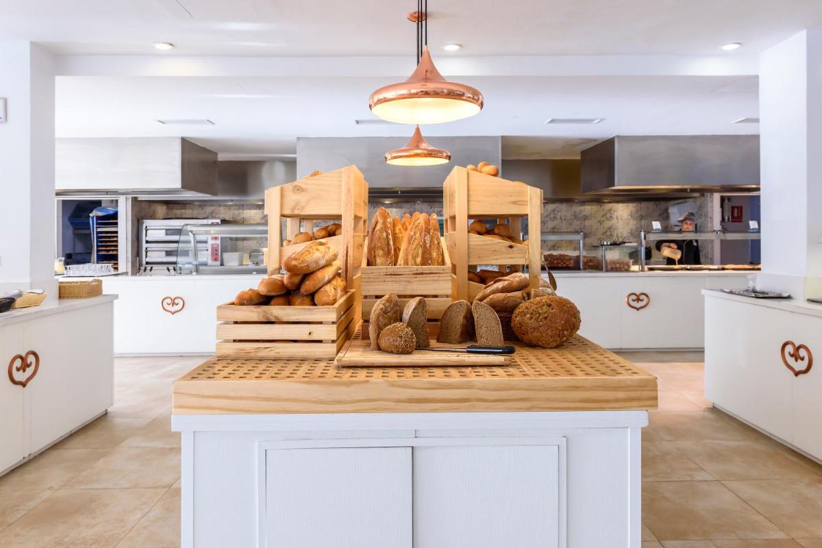 Una cocina o zona de cocina en Alcudia Garden Aparthotel