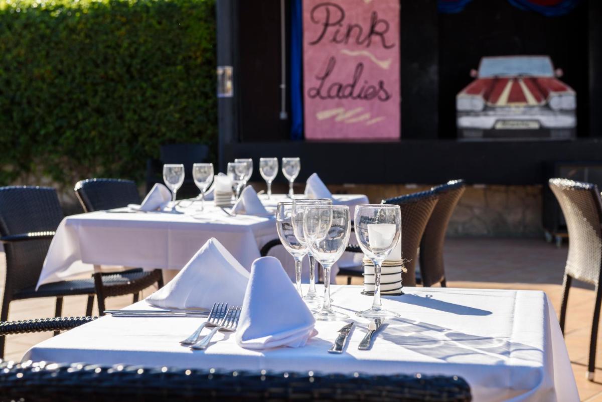 Un restaurante o sitio para comer en Alcudia Garden Aparthotel