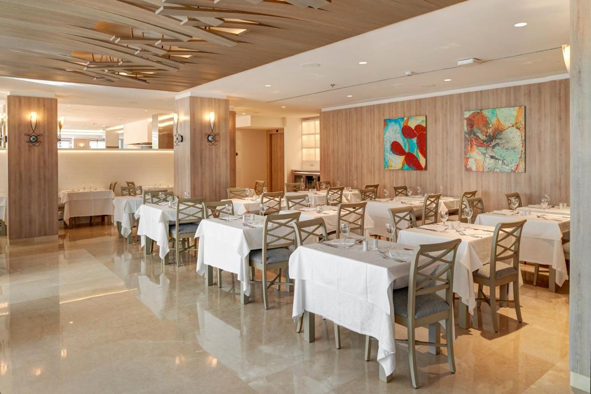Un restaurante o sitio para comer en Hipotels Bahia Cala Millor - Adults Only