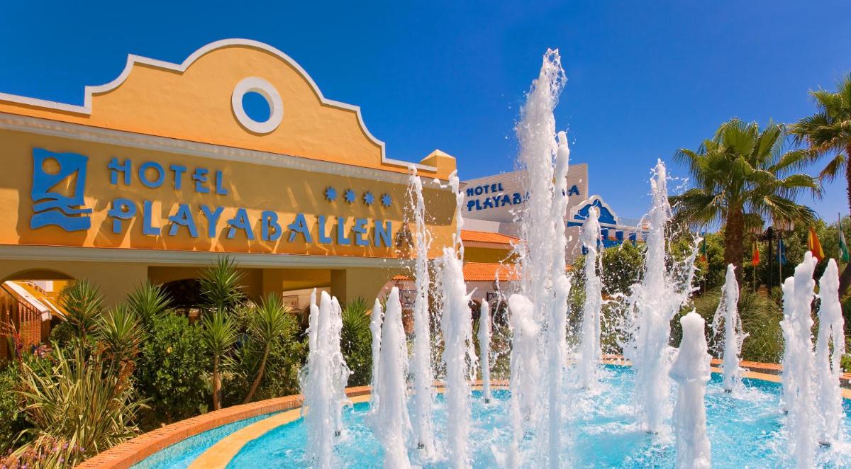 Una fuente frente a un hotel con un edificio. en Playaballena, en Costa Ballena