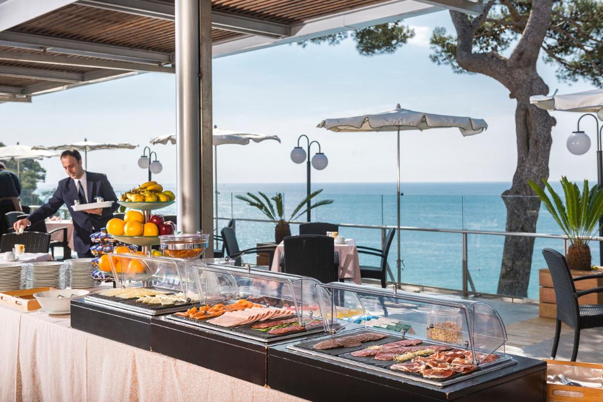 Comida en o cerca de este hotel