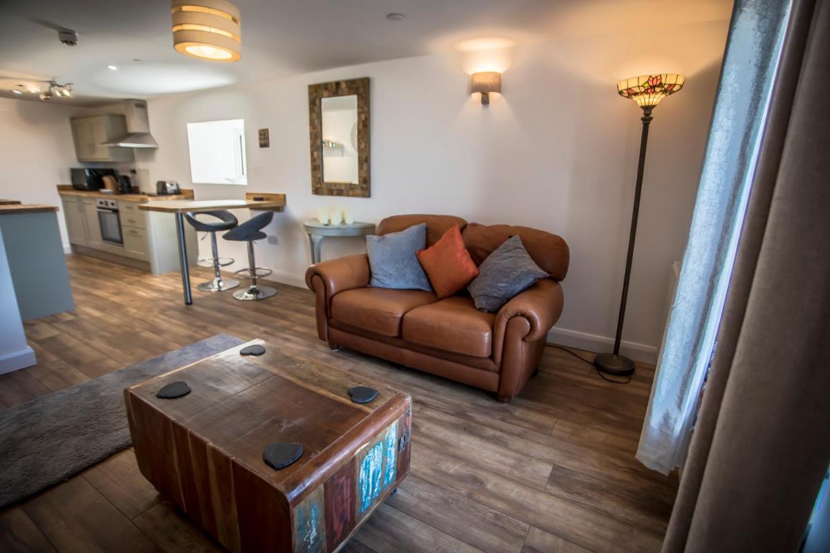 Waters Edge Holiday Apartments - Housity