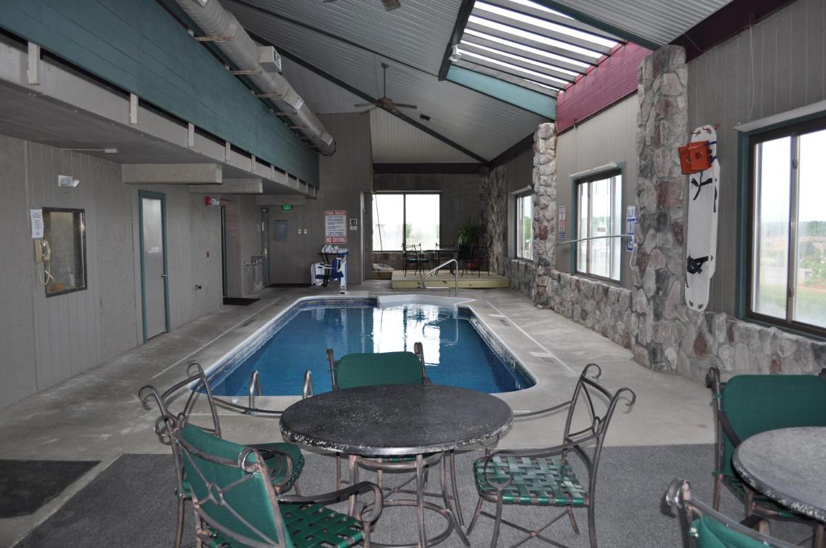 Super 8 by Wyndham Petoskey - Housity