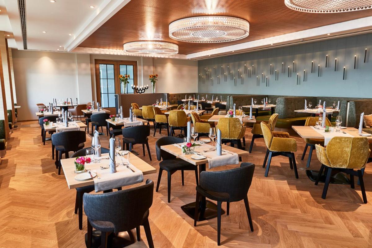 Ein Restaurant oder anderes Speiselokal in der Unterkunft Steigenberger Inselhotel