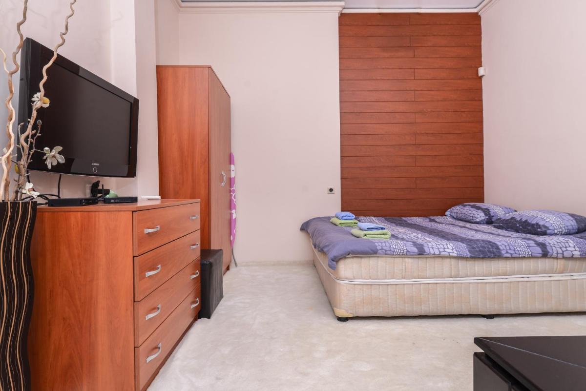 TOP CENTER The Coffee House One Bedroom Apartment - Housity