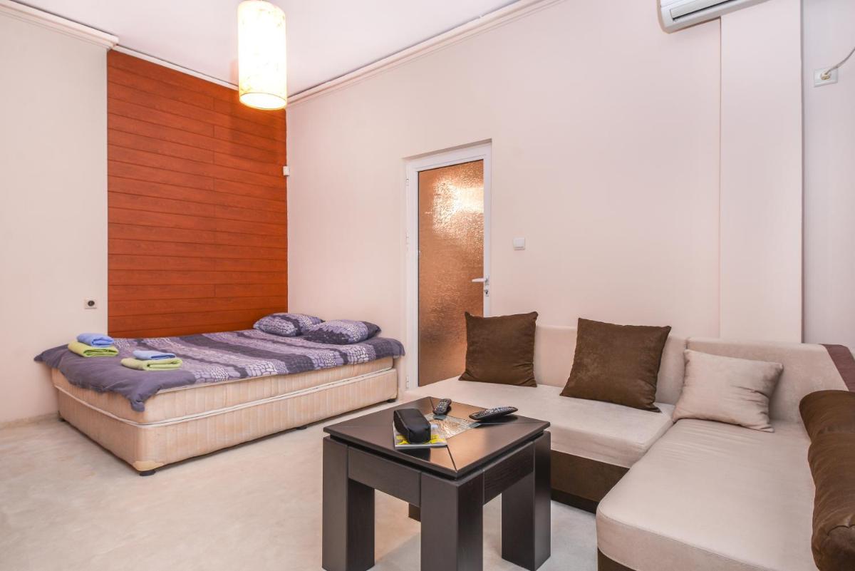 TOP CENTER The Coffee House One Bedroom Apartment - Housity