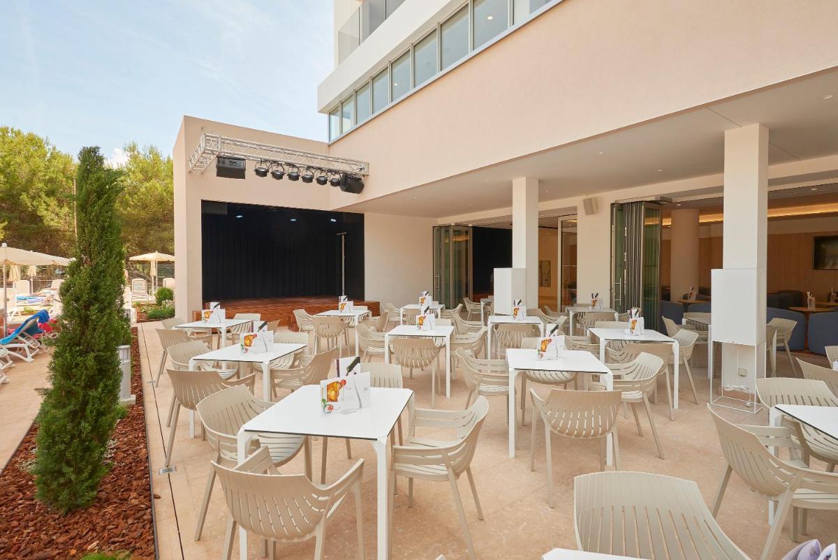 Un restaurante o sitio para comer en Hipotels Bahia Cala Millor - Adults Only