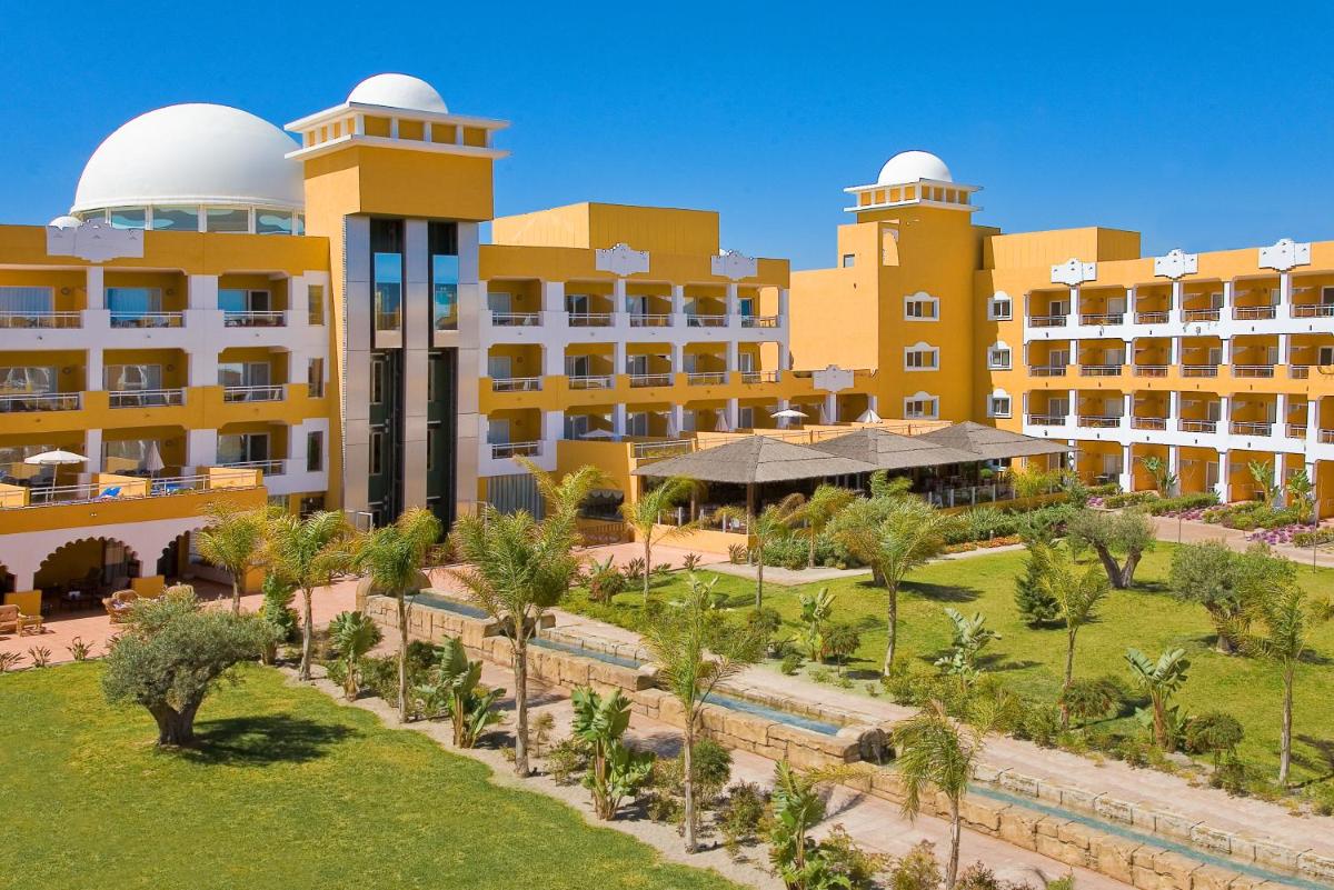 una vista aérea de un complejo con un parque en Playazimbali, en Vera