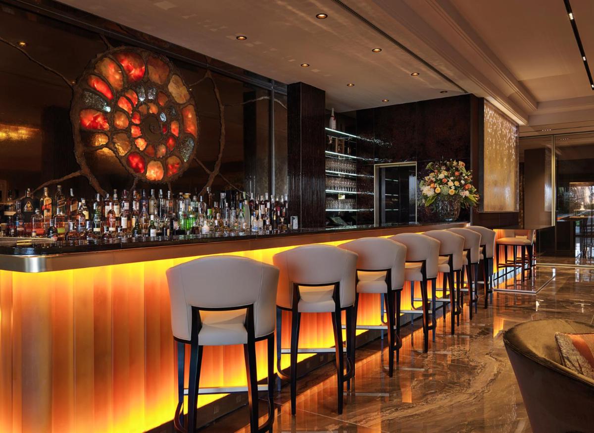 El salón o zona de bar de Alàbriga Hotel GL