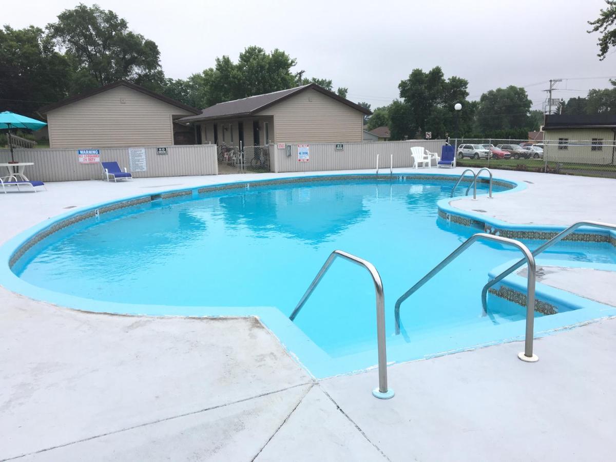 Campus Inn Baraboo - Housity