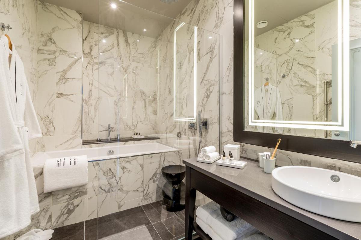Salle de bains dans l'établissement Le Damantin Hôtel & Spa
