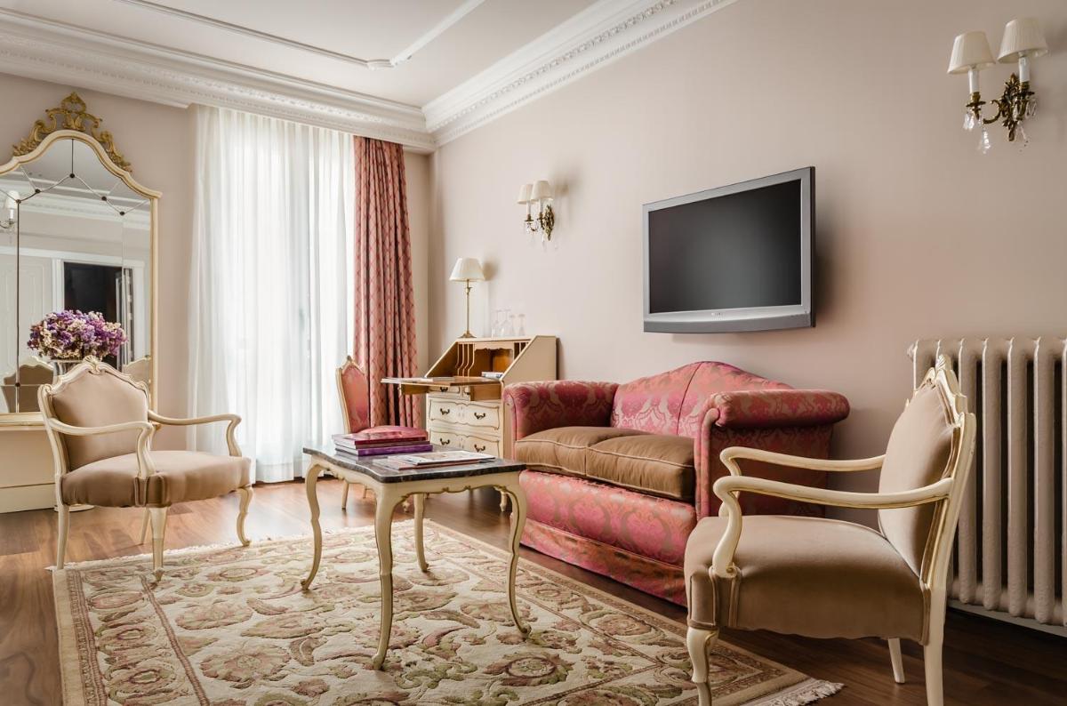 Una televisión o centro de entretenimiento en Gran Hotel La Perla