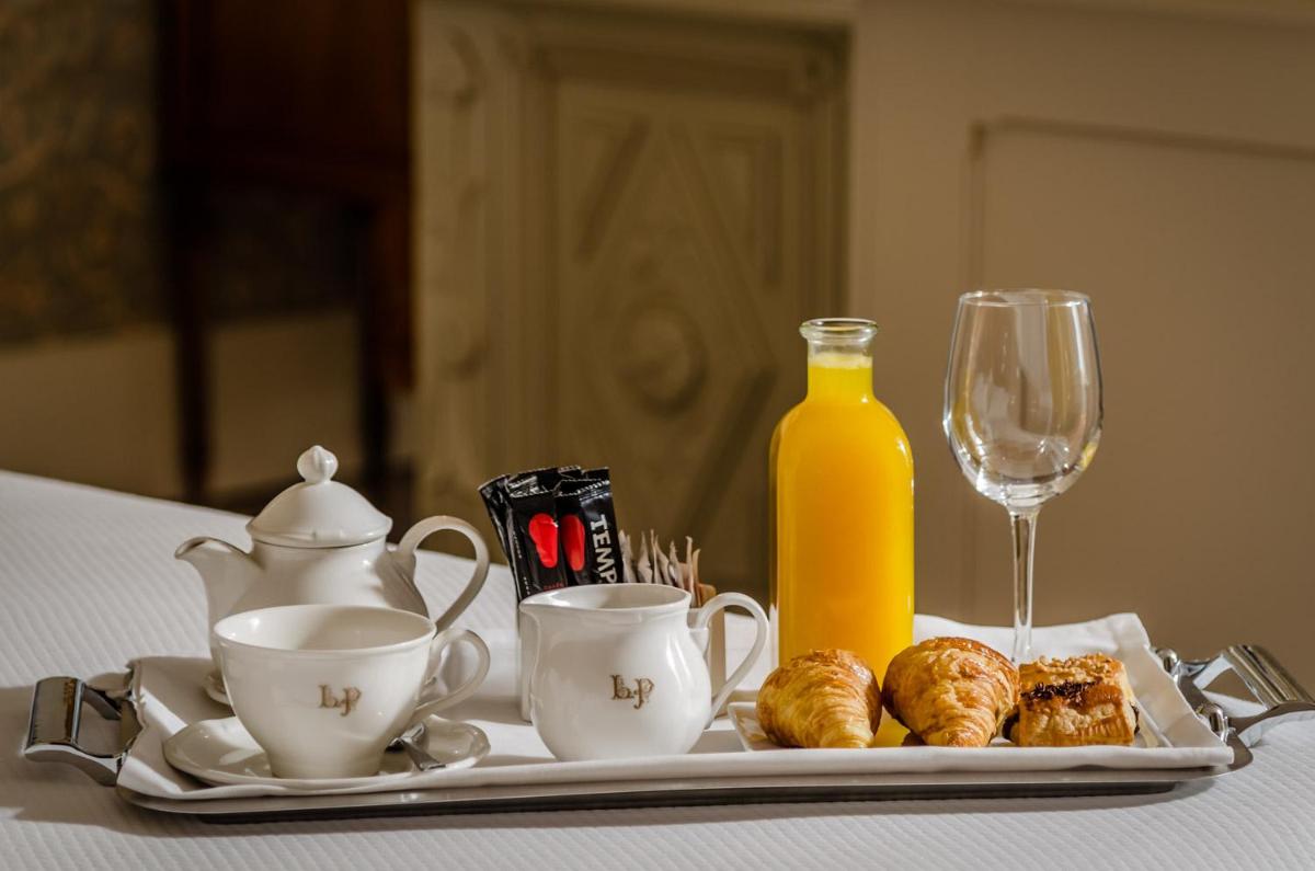 Comida en o cerca de este hotel