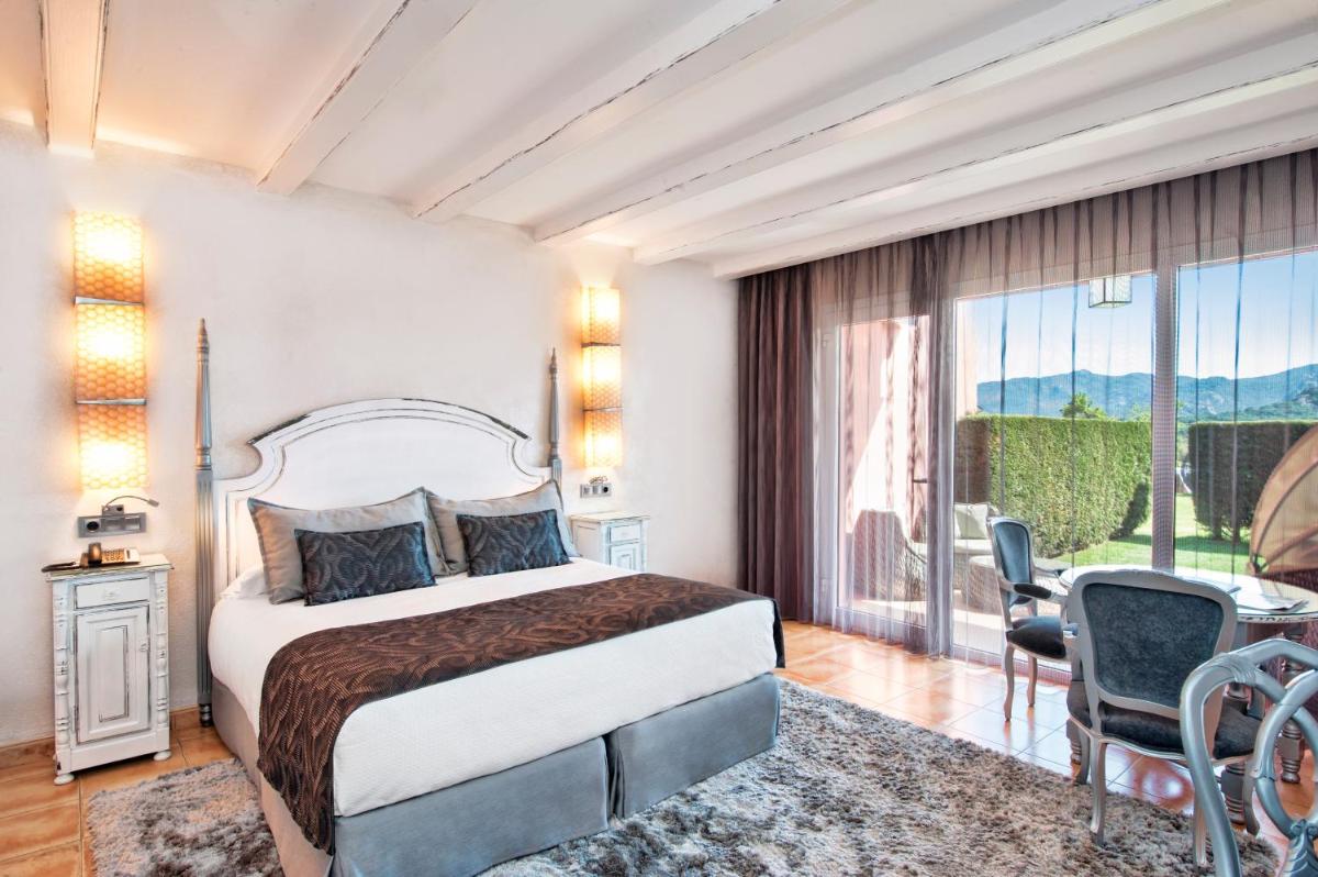 Un dormitorio con una cama y una ventana grande. en Mas Tapiolas, en Santa Cristina d'Aro 73 fotos más