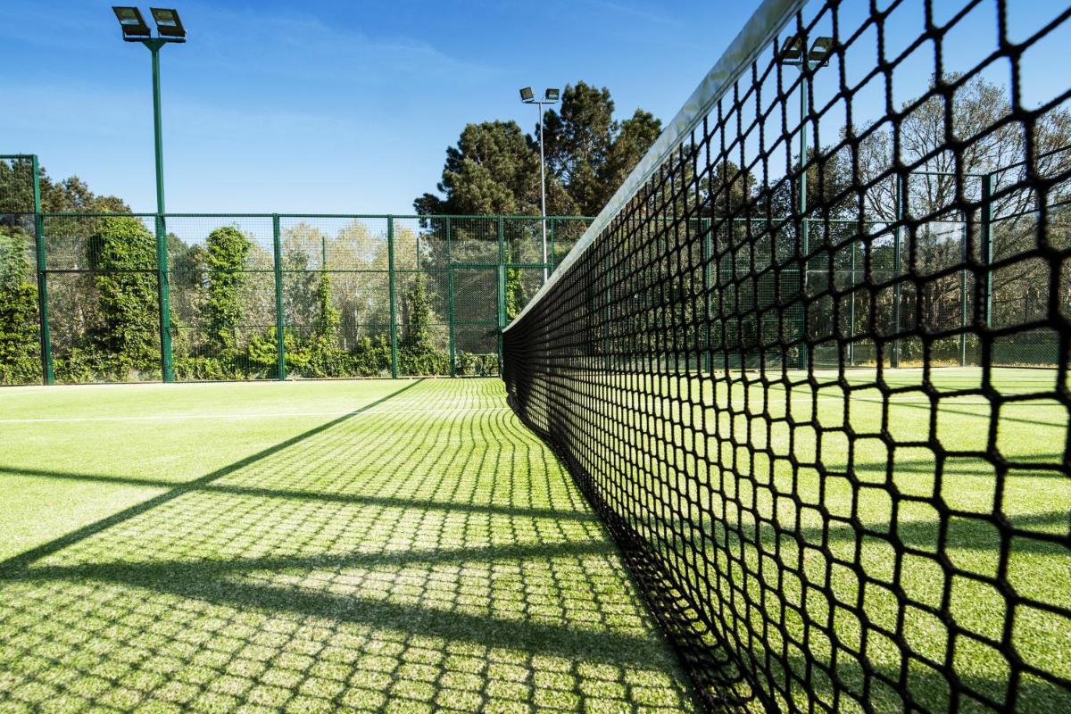 Instalaciones para jugar a tenis o squash en Mas Tapiolas o alrededores