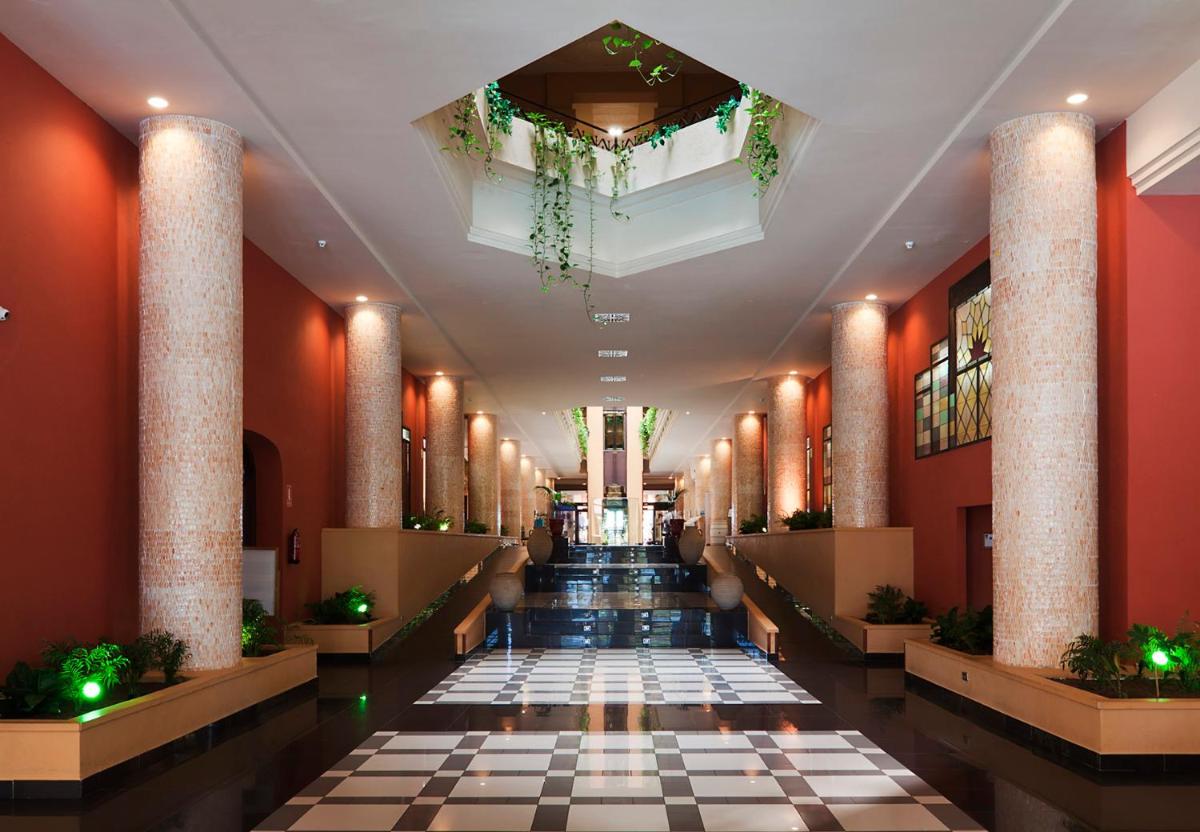 Un pasillo de un hotel con columnas y un vestíbulo. en Playacanela, en Isla Canela 51 fotos más