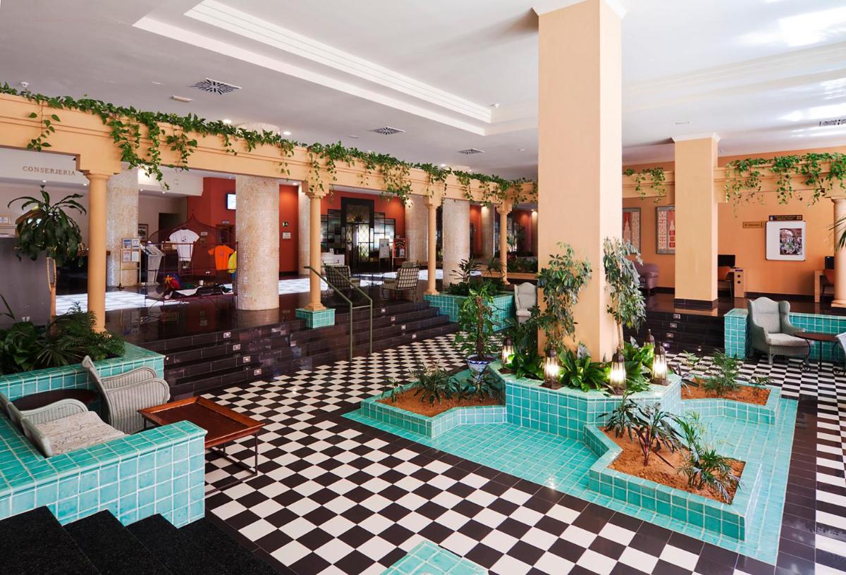 Un vestíbulo con azulejos azules y plantas en el suelo. en Playacanela, en Isla Canela