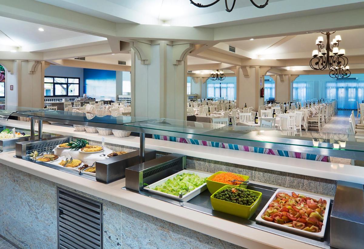 Comida en o cerca de este hotel