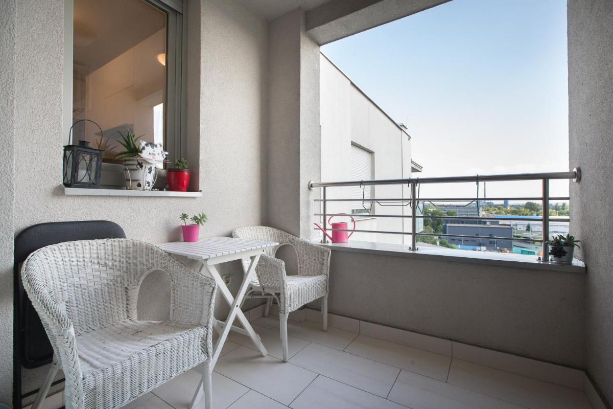 Cozy & Modern Studio with Balcony - Housity