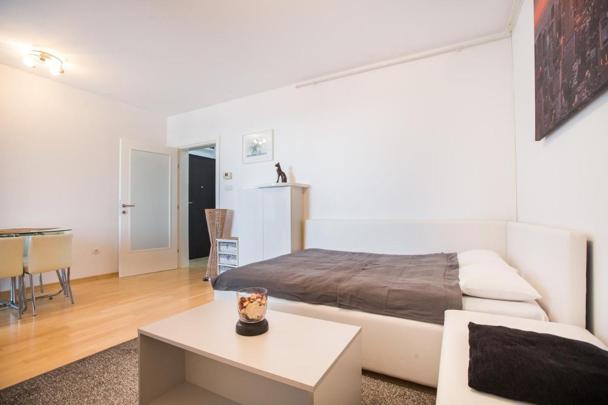 Cozy & Modern Studio with Balcony - Housity