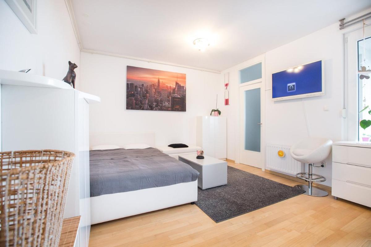 Cozy & Modern Studio with Balcony - Housity