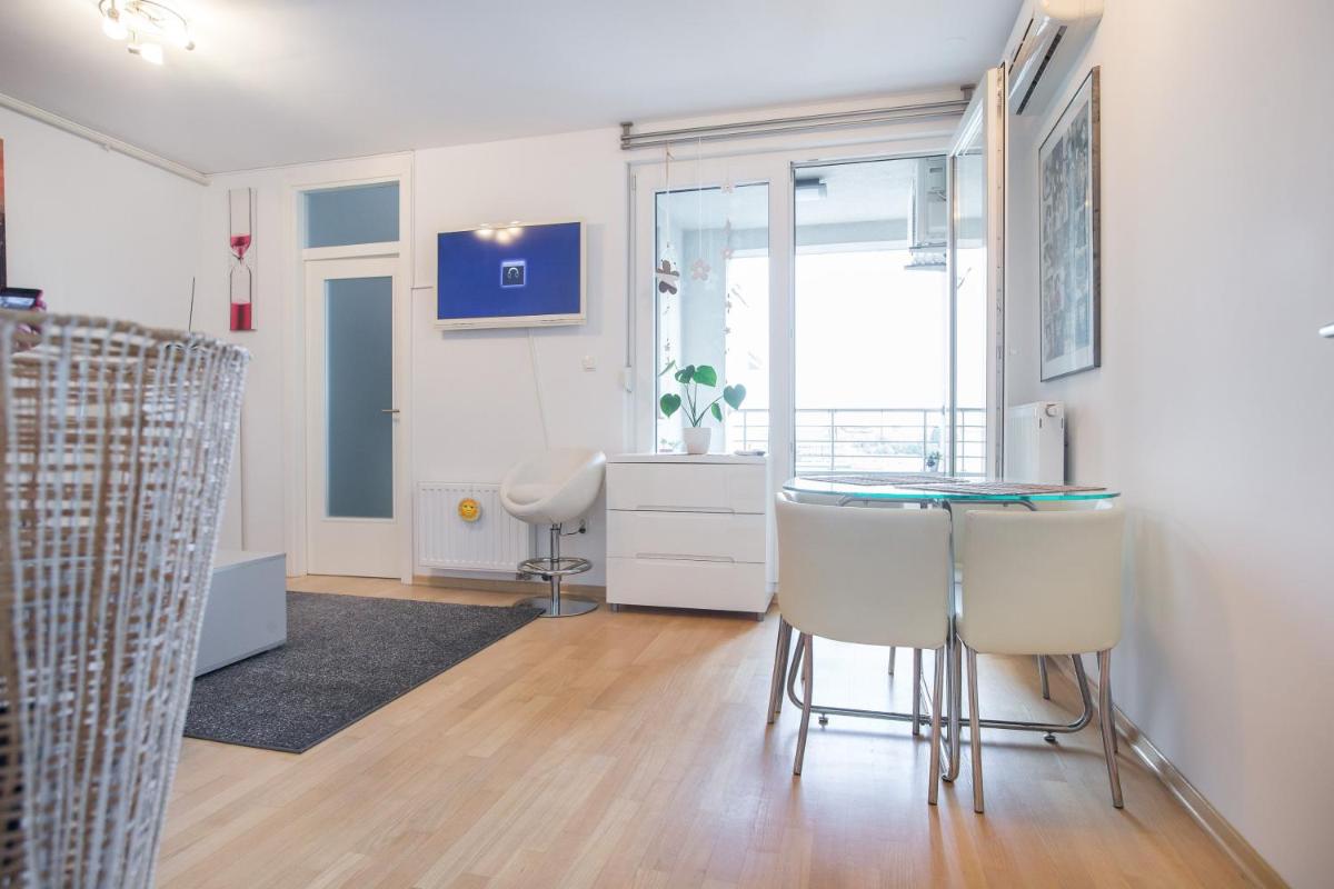 Cozy & Modern Studio with Balcony - Housity