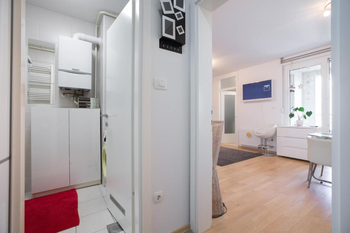 Cozy & Modern Studio with Balcony - Housity