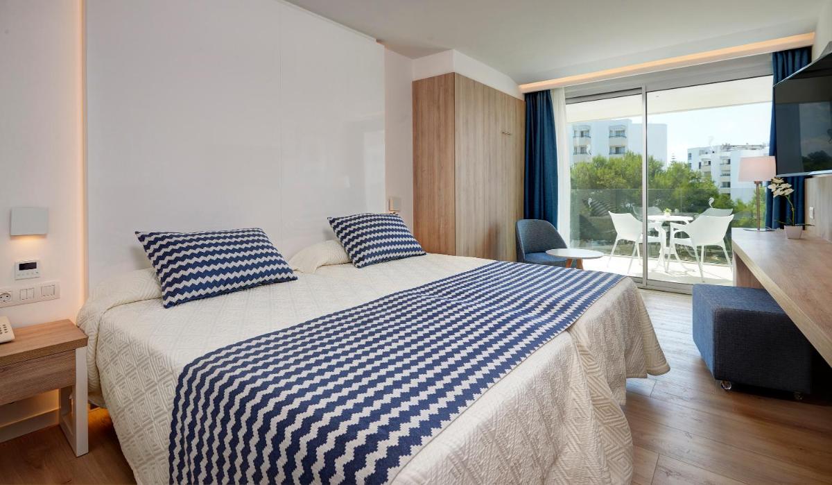 Cama o camas de una habitación en Hipotels Bahia Cala Millor - Adults Only