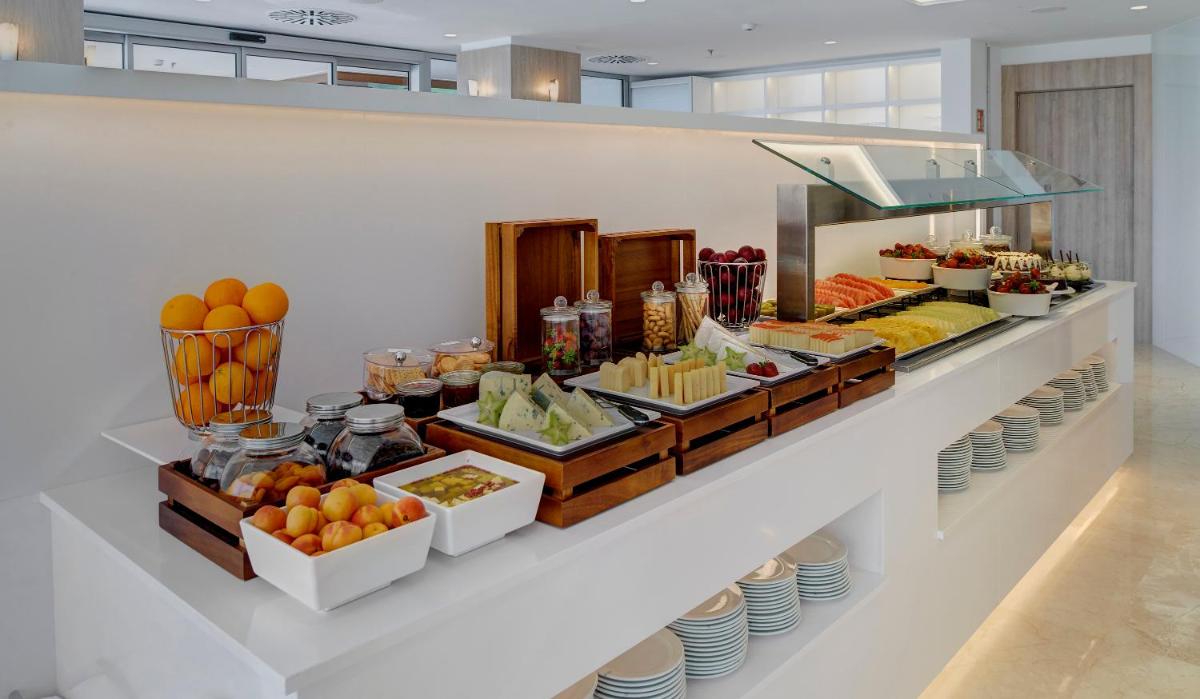 Comida en o cerca de este hotel