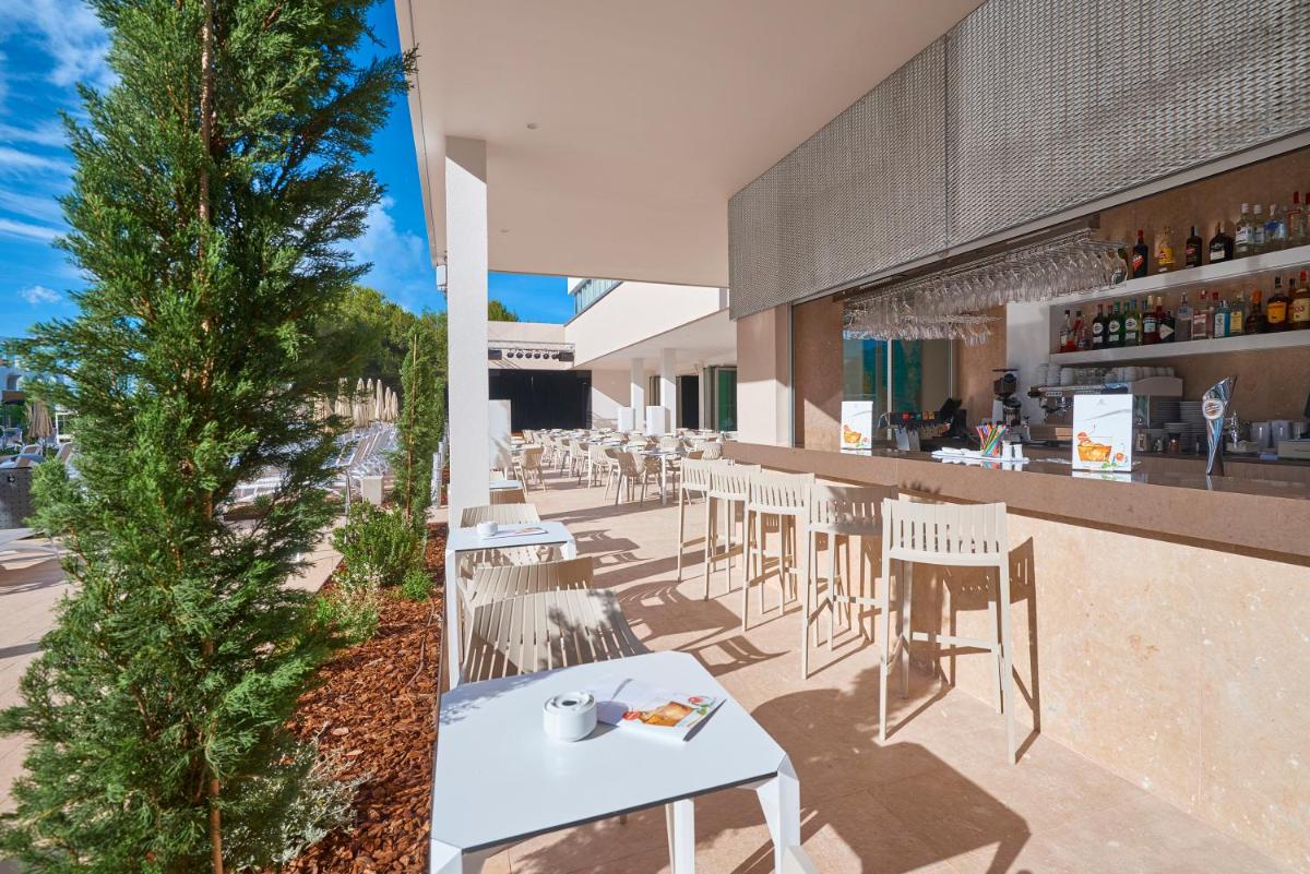 Un restaurante o sitio para comer en Hipotels Bahia Cala Millor - Adults Only