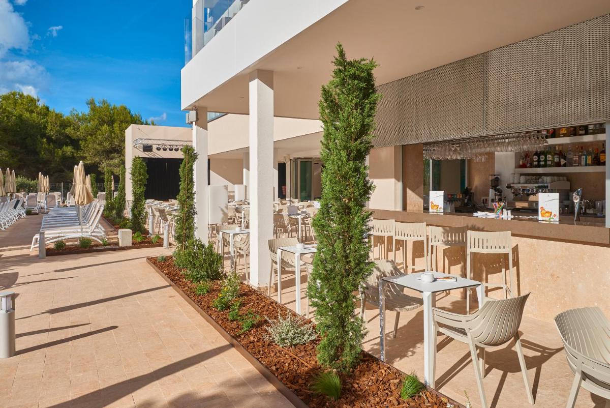 Un restaurante o sitio para comer en Hipotels Bahia Cala Millor - Adults Only