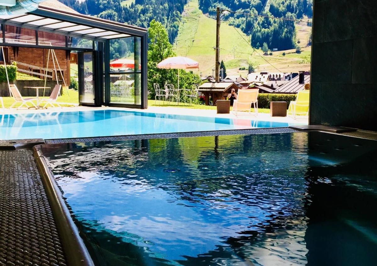 Piscine de l'établissement Hotel Alpina ou située à proximité